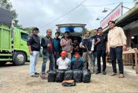 
Personel Direktorat Reserse Narkoba Polda Sumbar menangkap kedua pelaku pada Selasa (25/2/2025). (Foto: ANTARA/HO-PoldaSumbar)