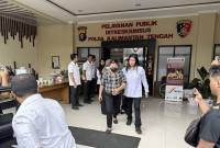 Penyidik Ditreskrimsus Polda Kalteng, pada saat membawa para tersangka dugaan korupsi Dinas Pendidikan Kalimantan Tengah ke Kejaksaan Tinggi di Mapolda Kalteng, Rabu (26/2/2025). (Foto: ANTARA/Adi W)