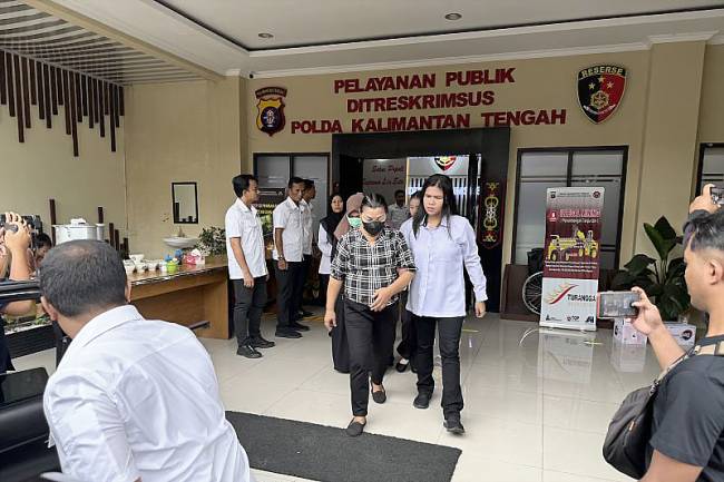 Penyidik Ditreskrimsus Polda Kalteng, pada saat membawa para tersangka dugaan korupsi Dinas Pendidikan Kalimantan Tengah ke Kejaksaan Tinggi di Mapolda Kalteng, Rabu (26/2/2025). (Foto: ANTARA/Adi W)