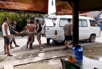 Relawan emergency membawa jasad Suhaimi yang diduga menjadi korban penganiayaan sang anak sambung Syarif ke Rumah Sakit Damanhuri di Barabai, Kabupaten Hulu Sungai Tengah (HST), Jumat (31/1/2025). (ANTARA/HO-Relawan Emergency HST)