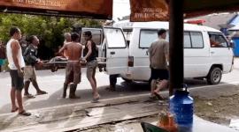 Relawan emergency membawa jasad Suhaimi yang diduga menjadi korban penganiayaan sang anak sambung Syarif ke Rumah Sakit Damanhuri di Barabai, Kabupaten Hulu Sungai Tengah (HST), Jumat (31/1/2025). (ANTARA/HO-Relawan Emergency HST)