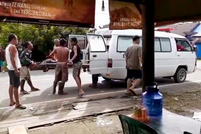 Relawan emergency membawa jasad Suhaimi yang diduga menjadi korban penganiayaan sang anak sambung Syarif ke Rumah Sakit Damanhuri di Barabai, Kabupaten Hulu Sungai Tengah (HST), Jumat (31/1/2025). (ANTARA/HO-Relawan Emergency HST)