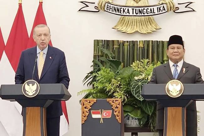 Presiden RI Prabowo Subianto dan Presiden Turki Recep Tayyip Erdogan menyaksikan pengesahan 12 poin kerja sama di Istana Kepresidenan Bogor, Jawa Barat, Rabu (12/2/2025). (ANTARA/Livia K)