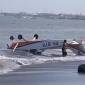 Sebuah pesawat latih jenis Cessna 172 SP milik Akademi Penerbangan Indonesia (API) mengalami kecelakaan dan jatuh di Pantai Muncar Banyuwangi. (Dok Basarnas Surabaya)