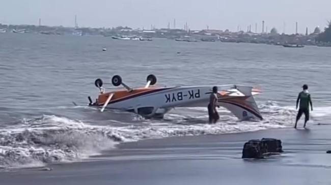 Sebuah pesawat latih jenis Cessna 172 SP milik Akademi Penerbangan Indonesia (API) mengalami kecelakaan dan jatuh di Pantai Muncar Banyuwangi. (Dok Basarnas Surabaya)