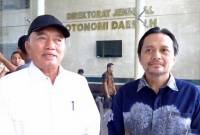 Gubernur Kalsel dan Wagub Kalsel terpilih, yakni H Muhidin (kiri) dan H Hasnuryadi (kanan) memberikan keterangan usai mengikuti tes kesehatan jelang pelantikan, di Kantor Kemendagri di Jakarta, Senin (17/2/2025). (Foto: ANTARA/HO-Pemprov Kalsel)