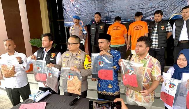 Kapolresta Samarinda Kombes Pol Hendri Umar (tiga kiri) beserta jajaran dan pihak sekolah bersangkutan saat memperlihatkan barang bukti kasus dugaan pencabulan oleh guru honorer saat konferensi pers di Mapolresta Samarinda, Senin (17/2/2025). (Foto: ANTARA/Ahmad R)