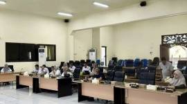 Sejumlah perwakilan perangkat daerah Pemkab HST saat mengikuti rapat kerja bersama Komisi I DPRD HST membahas tenaga honorer di Barabai, Hulu Sungai Tengah, Kalimantan Selatan, Rabu (5/2/2025). (ANTARA/M Dayat)