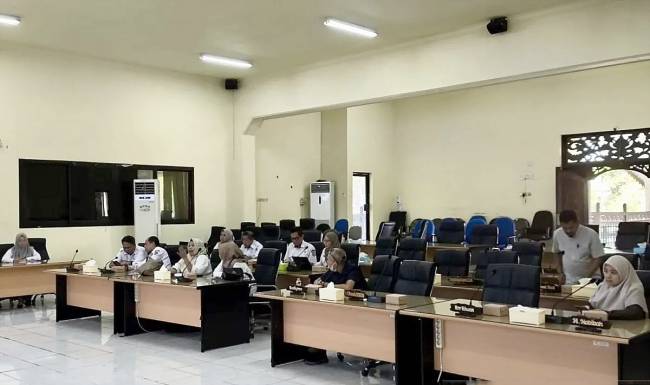 Sejumlah perwakilan perangkat daerah Pemkab HST saat mengikuti rapat kerja bersama Komisi I DPRD HST membahas tenaga honorer di Barabai, Hulu Sungai Tengah, Kalimantan Selatan, Rabu (5/2/2025). (ANTARA/M Dayat)