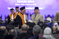 Presiden Prabowo Subianto (kanan) berbincang dengan Ketua Mahakamah Agung (MA) Sunarto saat menghadiri sidang istimewa laporan tahunan MA 2024 di Gedung MA, Jakarta, Rabu (19/2/2025). Dalam laporan tahunan yang mengusung tema Dengan Integritas, Peradilan Berkualitas itu MA telah memutus sebanyak 30.908 perkara sepanjang tahun 2024 dari total 31.138 beban perkara. (Foto: ANTARA/Hafidz MA)