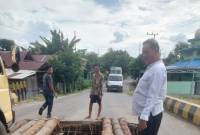 Anggota Komisi III Bidang Pembangunan dan Infrastruktur DPRD Kalsel Athaillah Hasbi temukan jembatan/box culvert rusak di Desa Limpasu (sekitar 190 km utara Banjarmasin) Kabupaten Hulu Sungai Tengah saat mengawali reses, 1-8 Februari 2025 (ANTARA/HO Dokumen Pribadi)