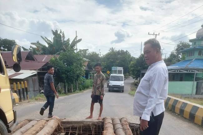 Anggota Komisi III Bidang Pembangunan dan Infrastruktur DPRD Kalsel Athaillah Hasbi temukan jembatan/box culvert rusak di Desa Limpasu (sekitar 190 km utara Banjarmasin) Kabupaten Hulu Sungai Tengah saat mengawali reses, 1-8 Februari 2025 (ANTARA/HO Dokumen Pribadi)