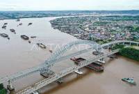 Lalu lintas kapal tongkang yang tampak ramai melintasi kolong Jembatan Mahakam. (Foto: ANTARA/M Risyal H)