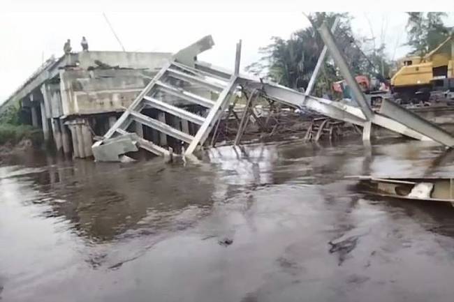 Kondisi proyek pembangunan jembatan Muara Terusan yang terletak di Kecamatan Bataguh, Kabupaten Kapuas, ambruk pada Sabtu (22/2/2025). (Foto: AntaraKalteng/Dok Pribadi)