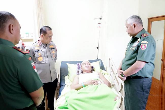 Pangdam VI/Mulawarman Mayjend TNI Rudy Rachmat Nugraha (kanan) dan Kapolda Kaltara saat menjenguk salah satu korban penyerangan di Polres Tarakan. (Foto: ANTARA/HO-dokumen Pendam VI/Mulawarman)