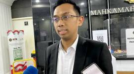 Kepala Biro Humas dan Protokol Mahkamah Konstitusi Pan Mohamad Faiz menjawab pertanyaan wartawan di Gedung I MK, Jakarta, Kamis (6/2/2025). (ANTARA/Fath PM)