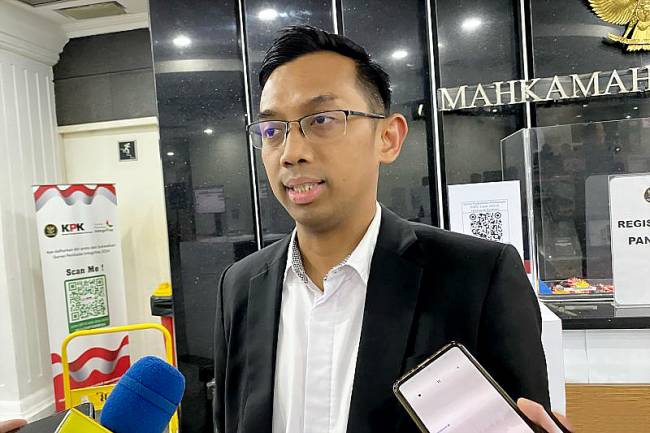Kepala Biro Humas dan Protokol Mahkamah Konstitusi Pan Mohamad Faiz menjawab pertanyaan wartawan di Gedung I MK, Jakarta, Kamis (6/2/2025). (ANTARA/Fath PM)