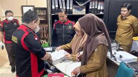 Tim Penyidik Kejati Kalteng menggeledah Kantor Bidang Hukum di Setda Kabupaten Barito Utara terkait dugaan korupsi izin tambang, Selasa (11/2/2025). (ANTARA/Dokumentasi Pribadi)