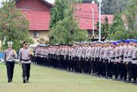 
Kapolda Kalteng Irjen Pol Djoko Poerwanto, pada saat mengecek kesiapan personel pada apel pasukan Operasi Keselamatan Telabang 2025, di halaman Barigas Mapolda Kalteng, Senin (10/2/2025). (ANTARA/Polda Kalteng)