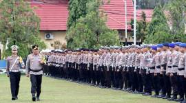 
Kapolda Kalteng Irjen Pol Djoko Poerwanto, pada saat mengecek kesiapan personel pada apel pasukan Operasi Keselamatan Telabang 2025, di halaman Barigas Mapolda Kalteng, Senin (10/2/2025). (ANTARA/Polda Kalteng)