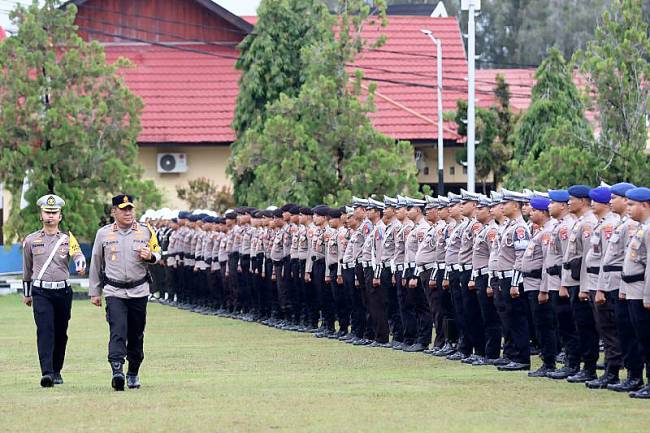 
Kapolda Kalteng Irjen Pol Djoko Poerwanto, pada saat mengecek kesiapan personel pada apel pasukan Operasi Keselamatan Telabang 2025, di halaman Barigas Mapolda Kalteng, Senin (10/2/2025). (ANTARA/Polda Kalteng)