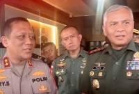 Pangdam VI/Mulawarman Mayjen TNI Rudy Rachmat Nugraha (kanan) dan Kapolda Kaltara Irjen Polisi Hary Sudwijanto memberi keterangan pers di Markas Polres Tarakan, Kaltara, Selasa (25/2/2025). (Foto: ANTARA/HO-Kodam VI/Mulawarman)