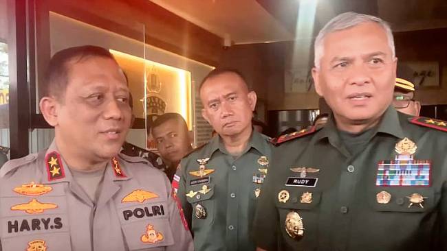 Pangdam VI/Mulawarman Mayjen TNI Rudy Rachmat Nugraha (kanan) dan Kapolda Kaltara Irjen Polisi Hary Sudwijanto memberi keterangan pers di Markas Polres Tarakan, Kaltara, Selasa (25/2/2025). (Foto: ANTARA/HO-Kodam VI/Mulawarman)
