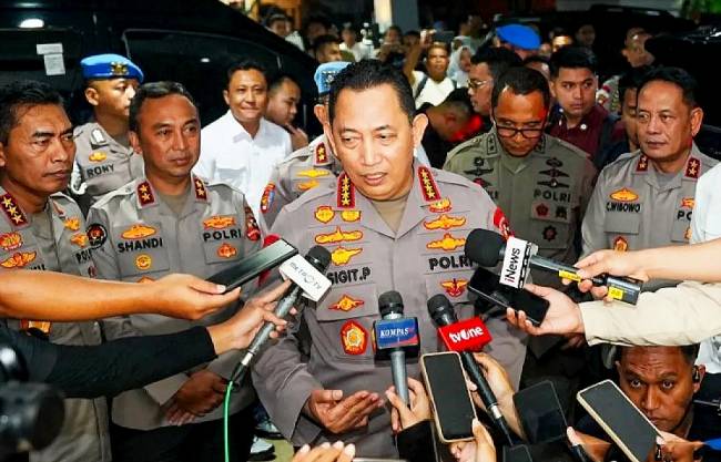 Kapolri Jenderal Pol. Listyo Sigit Prabowo (tengah) berbicara dengan awak media di Akademi Militer (Akmil) Magelang, Jawa Tengah, Selasa (26/2/2025). (Foto: ANTARA/HO-Divisi Humas Polri)
