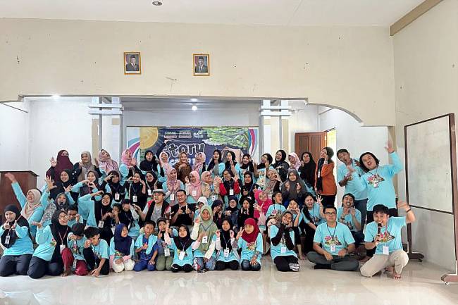 Kegiatan Story Camp 1 yang dilaksanakan oleh Kampung Dongeng Kalimantan Barat di Kampung Inggris Singkawang yang diikuti oleh 54 peserta anak-anak dan dewasa. Kegiatan tersebut berhasil melahirkan 54 pendongeng untuk menguatkan literasi di Kalbar. (Foto: ANTARA/Rendra O)