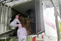 Petugas Karantina Kalsel saat memeriksa udang beku yang akan diekspor ke Jepang melalui Pelabuhan Trisakti di Banjarmasin, Kalimantan Selatan. (ANTARA/DokPri)