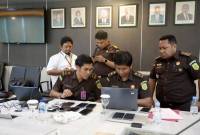 Penyidik pada Jampidsus Kejagung menggeledah salah satu ruangan di Gedung Ditjen Migas Kementerian ESDM di Jakarta Selatan, Senin (10/2/2025). (ANTARA/HO-Kejaksaan Agung RI)
