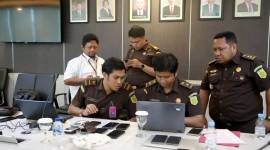 Penyidik pada Jampidsus Kejagung menggeledah salah satu ruangan di Gedung Ditjen Migas Kementerian ESDM di Jakarta Selatan, Senin (10/2/2025). (ANTARA/HO-Kejaksaan Agung RI)
