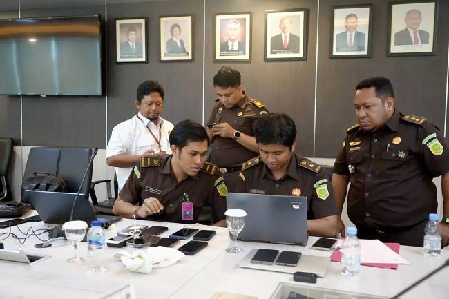 Penyidik pada Jampidsus Kejagung menggeledah salah satu ruangan di Gedung Ditjen Migas Kementerian ESDM di Jakarta Selatan, Senin (10/2/2025). (ANTARA/HO-Kejaksaan Agung RI)
