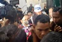 Salah satu dari tujuh tersangka kasus dugaan korupsi dalam tata kelola minyak mentah dan produk kilang pada PT Pertamina Subholding dan Kontraktor Kontrak Kerja Sama (KKKS) tahun 2018–2023 berjalan menuju mobil tahanan di Gedung Kejaksaan Agung, Jakarta, Senin (24/2/2025). (Foto: ANTARA/Nadia PR)