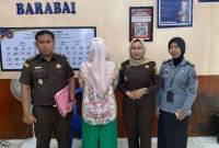 Kejari HST melakukan eksekusi hukuman terhadap terpidana yang juga mantan anggota DPRD Kabupaten HST Karya Tunnisa Widya Wanti (kedua kiri) terkait dengan kasus penipuan dan penggelapan di Rutan Barabai, Hulu Sungai Tengah, Kalimantan Selatan. (ANTARA/HO-Kejari HST)