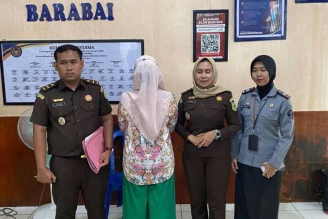 Kejari HST melakukan eksekusi hukuman terhadap terpidana yang juga mantan anggota DPRD Kabupaten HST Karya Tunnisa Widya Wanti (kedua kiri) terkait dengan kasus penipuan dan penggelapan di Rutan Barabai, Hulu Sungai Tengah, Kalimantan Selatan. (ANTARA/HO-Kejari HST)