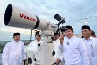 Kepala Kanwil Kemenag Kalsel H Muhammad Tambrin dan jajarannya saat gelar Rukyatul Hilal penetapan masuknya bulan Ramadan pada 2024 lalu di salah satu puncak gedung di Kota Banjarmasin. (Foto: Dok ANTARA/HO-Kemenag Kalsel)