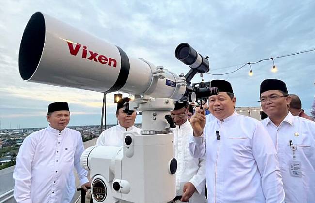Kepala Kanwil Kemenag Kalsel H Muhammad Tambrin dan jajarannya saat gelar Rukyatul Hilal penetapan masuknya bulan Ramadan pada 2024 lalu di salah satu puncak gedung di Kota Banjarmasin. (Foto: Dok ANTARA/HO-Kemenag Kalsel)