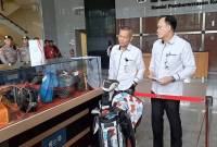 Wakil Ketua KPK Ibnu Basuki Widodo (kiri) dan Direktur Pelacakan Aset, Pengelolaan Barang Bukti, dan Eksekusi (Labuksi) KPK Mungki Hadipratikto melihat sebagian barang lelang yang dipamerkan di Gedung Merah Putih KPK, Jakarta, Senin (24/2/2025). (foto: ANTARA/Fianda SR)