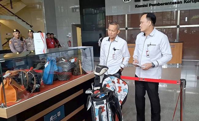 Wakil Ketua KPK Ibnu Basuki Widodo (kiri) dan Direktur Pelacakan Aset, Pengelolaan Barang Bukti, dan Eksekusi (Labuksi) KPK Mungki Hadipratikto melihat sebagian barang lelang yang dipamerkan di Gedung Merah Putih KPK, Jakarta, Senin (24/2/2025). (foto: ANTARA/Fianda SR)