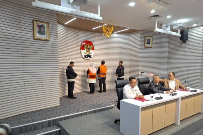 Penyidik Komisi Pemberantasan Korupsi (KPK) menghadirkan Wali Kota Semarang Hevearita Gunaryanti Rahayu alias Mbak Ita (HGR) dan Ketua Komisi D DPRD Provinsi Jawa Tengah Alwin Basri (AB) di Gedung Merah Putih KPK, Jakarta, Rabu (19/2/2025). (Foto: ANTARA/Fianda SR)