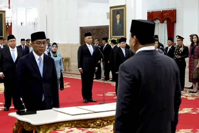 Presiden RI Prabowo Subianto melantik Brian Yuliarto sebagai Menteri Pendidikan Tinggi, Sains, dan Teknologi di Istana Negara, Jakarta, Rabu (19/2/2025) sore. (Foto: ANTARA/Mentari DG)