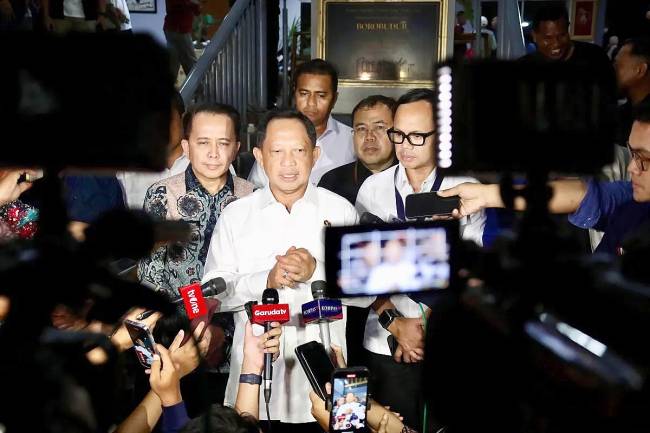 Mendagri Muhammad Tito Karnavian saat memberikan keterangan kepada awak media di sela-sela kegiatan Retret Pembekalan Kepala Daerah di Lembah Tidar Akademi Militer (Akmil) Magelang, Jawa Tengah, Minggu (23/2/2025). (Foto: ANTARA/HO-Puspen Kemendagri)