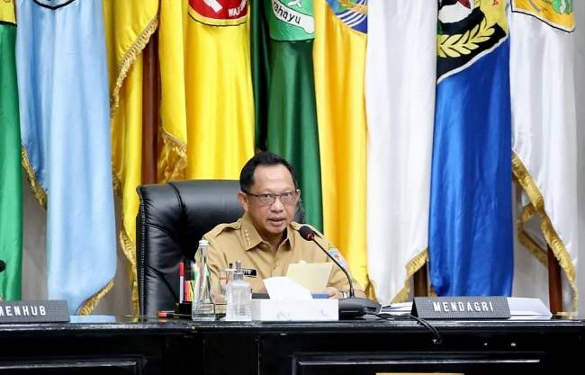 Mendagri Muhammad Tito Karnavian pada Rapat Koordinasi Pengendalian Inflasi Daerah dirangkaikan dengan Pembahasan Persiapan Angkutan Lebaran Tahun 2025 di Gedung Sasana Bhakti Praja Kantor Pusat Kemendagri, Jakarta, Senin (17/2/2025). ANTARA/HO-Puspen Kementerian Dalam Negeri.
