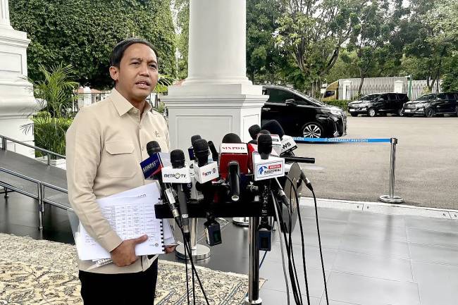 Menteri Kehutanan Raja Juli Antoni menyampaikan poin-poin pertemuannya dengan Presiden Prabowo Subianto saat jumpa pers di Kompleks Istana Kepresidenan, Jakarta, Senin (3/2/2025). (ANTARA/Genta TM)