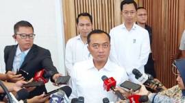 Menteri Sekretaris Negara Prasetyo Hadi dalam wawancara cegat di Lanud TNI AU Halim Perdanakusuma, Jakarta, Kamis (23/1/2025). (Dok 
ANTARA/Andi Firdaus)