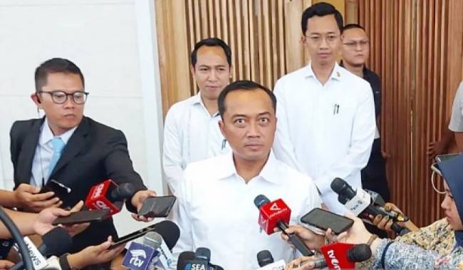 Menteri Sekretaris Negara Prasetyo Hadi dalam wawancara cegat di Lanud TNI AU Halim Perdanakusuma, Jakarta, Kamis (23/1/2025). (Dok 
ANTARA/Andi Firdaus)