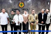 Mentan Andi Amran Sulaiman (ketiga kiri), Wakil Mentan Sudaryono (kiri), Kepala Bapanas Arief Prasetyo Adi (kedua kiri), Wamendagri Bima Arya (ketiga kanan), Wamendag Dyah Roro Esti (tengah) dalam jumpa pers seusai Rapat Koordinasi Terbatas di Kantor Kementan Jakarta, Senin (17/2/2025). (Foto: ANTARA/Harianto)