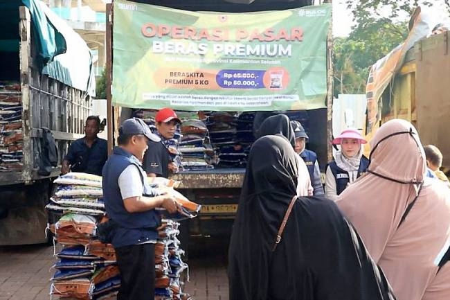 Salah satu operasi pasar yang dilaksanakan Pemprov Kalsel di daerah beberapa waktu lalu sebagai upaya untuk stabilitas harga dan ketersediaan bahan pokok di masyarakat. (ANTARA/HO-Pemprov Kalsel)