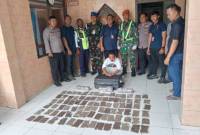 Calon penumpang tujuan Sorong ditangkap di Bandara Sentani bawa 108 paket ganja. (ANTARA/HO/Dok Polsek Bandara Sentani)